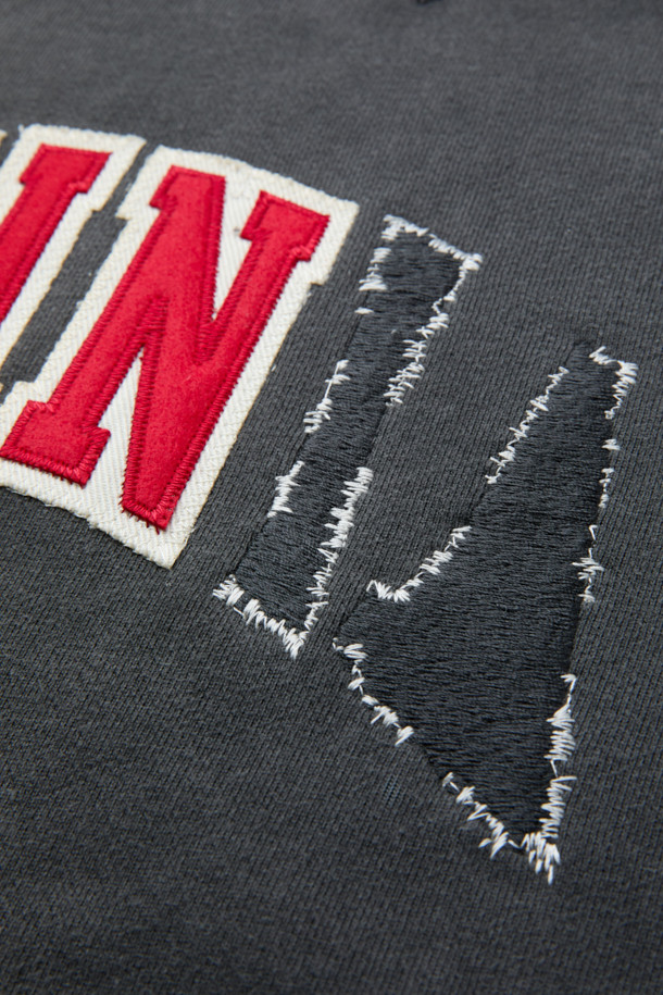 JIEDA (지에다) 버지니아 데미지 스웻 셔츠는 남성용 스웻셔츠입니다. 그레이 컬러의 면 소재로 제작되었으며, 봄, 가을에 착용하기 좋습니다. 캐주얼, 스트릿 스타일을 연출하기 좋으며, 레귤러 핏과 박시한 핏으로 편안하게 착용할 수 있습니다. 라운드넥, 긴 소매 디자인에 두꺼운 두께감으로 제작되었으며, 부드러운 촉감을 느낄 수 있습니다. 피그먼트 가공과 자연스러운 에이징 처리, VIRGINIA 와펜, 데미지 디테일이 특징입니다. 캠핑룩, 산책룩, 캐주얼, 스트리트, 미니멀 스타일 연출에 활용해보세요.
