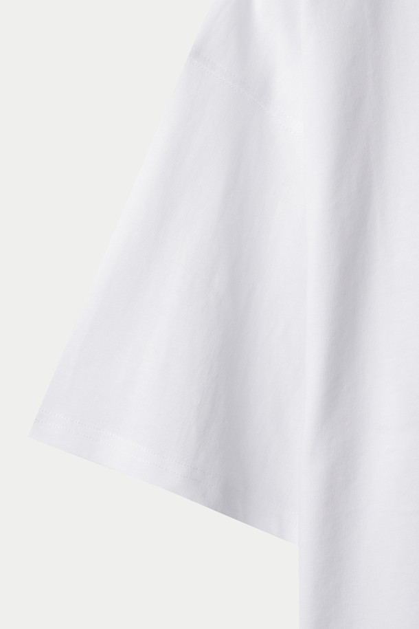 우드버드 빔 포(Beam Pho) 티셔츠는 미니멀하고 베이직한 스타일의 반소매 티셔츠입니다. 부드러운 촉감의 오가닉 코튼 100% 소재로 제작되어 편안한 착용감을 선사합니다. 가슴 부분에는 브랜드 로고가, 등판에는 그래픽 프린트가 포인트로 디자인되었습니다. 루즈핏 라운드넥으로, 봄, 여름 시즌 동네 마실룩이나 여행룩에 활용하기 좋습니다. 친환경 소재를 사용하여 제작된 제품입니다.
