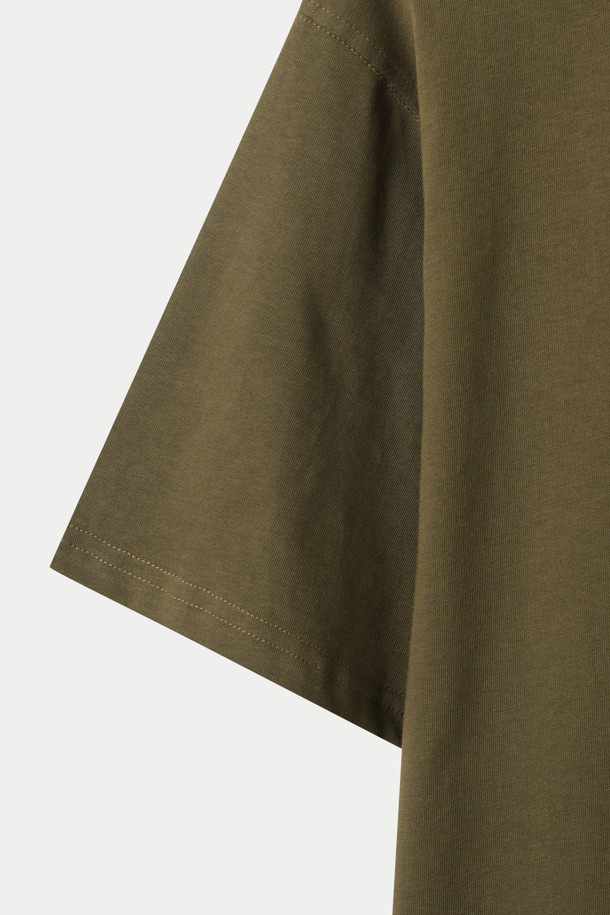 **WOODBIRD(우드버드) Baine Balance(베인 밸런스) 티셔츠**는 남성용 티셔츠로, 미니멀하고 베이직한 스타일을 추구합니다. 카키와 올리브 두 가지 색상으로 출시되었으며, 일상과 산책 등 가벼운 활동에 적합합니다. 오가닉 코튼 100% 소재로 제작되어 부드러운 촉감을 선사하며, 루즈핏 크롭 기장으로 편안함과 스타일리시함을 동시에 잡았습니다. 등판 그래픽 프린트와 가슴 부분의 브랜드 로고가 디자인의 포인트입니다.
