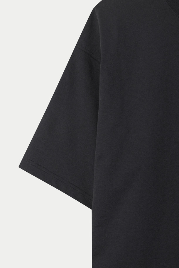 다이와 피어 39 테크 드로우스트링 티셔츠는 일상과 데이트룩, 여행룩에 모두 잘 어울리는 남녀 공용 티셔츠입니다. 클래식, 미니멀, 캐주얼 스타일을 아우르며, 밀리터리 무드를 더해 독특한 분위기를 연출합니다. 드라이한 촉감의 폴리에스터 소재로 제작되어 봄, 여름 시즌에 시원하게 착용 가능하며, 레귤러핏에 라운드넥 디자인으로 편안함을 더했습니다. 밑단 드로우스트링 디테일과 탄탄한 형태 유지를 위한 플레이팅 가공, 밀도 높은 조직감으로 완성도를 높였습니다. 두꺼운 두께감과 신축성으로 활동성을 보장하는 실용적인 아이템입니다.
