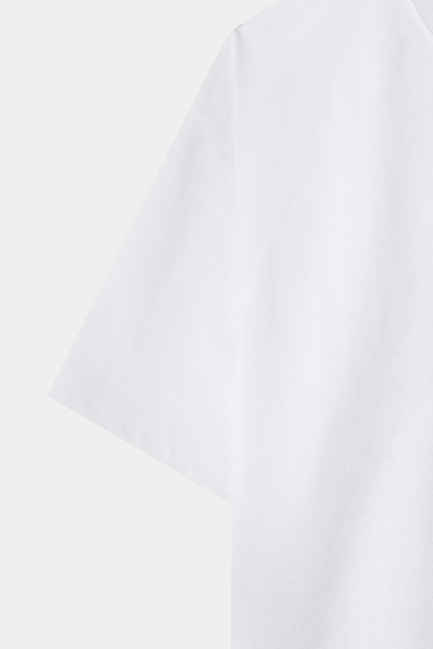 **다이와 피어 39 테크 드로우스트링 티셔츠**는 봄, 여름 시즌 일상에서 편안하게 착용하기 좋은 남녀 공용 반소매 티셔츠입니다. 클래식, 미니멀, 캐주얼 스타일을 아우르며, 동네 마실룩과 산책룩에 적합합니다. 드라이한 촉감의 폴리에스테르 소재로 제작되었으며, 밀도 높은 조직과 탄탄한 형태 유지가 특징입니다. 라운드넥 디자인에 드로우스트링 밑단 디테일로 포인트를 더했으며, 플레이팅 가공을 통해 깔끔한 핏을 선사합니다. 무지 디자인의 화이트 컬러로 다양한 스타일에 매치하기 용이합니다.
