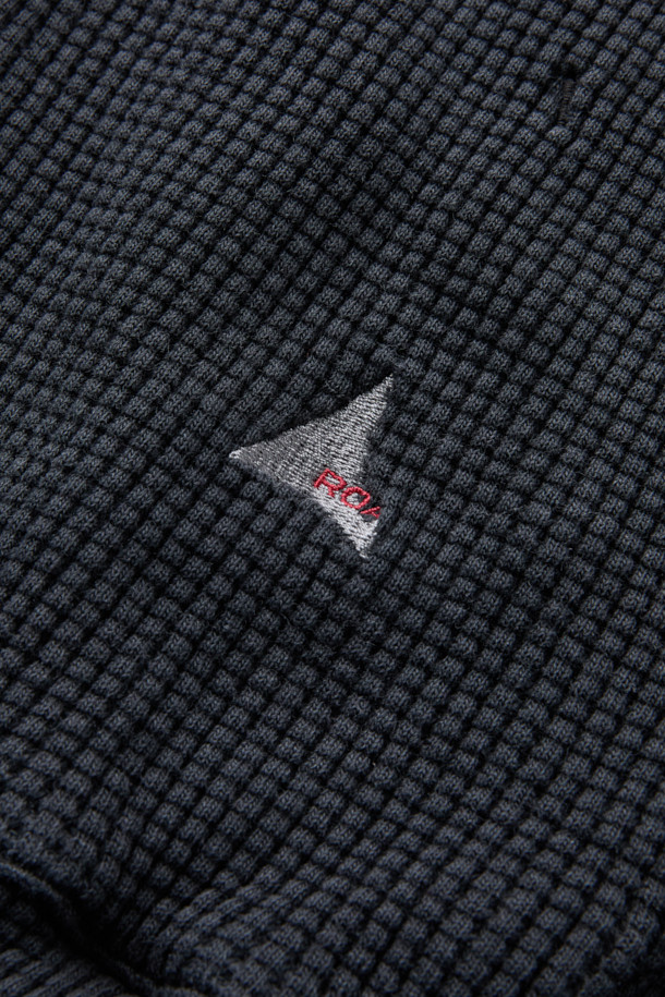 ROA 비 썬 페이디드 와플 집업 후디는 캐주얼, 스포티, 미니멀 스타일을 모두 아우르는 공용 후드 집업입니다. 봄, 가을에 적합하며, 두꺼운 져지 소재로 제작되어 넉넉한 핏과 편안한 착용감을 선사합니다. 와플 패턴, 블랙 컬러가 특징이며, 크롭 기장과 밑단/소매 밴딩, 포켓, 자수 로고 디테일이 돋보입니다. 산책, 집콕, 캠핑 등 다양한 TPO에 레이어링하여 활용하기 좋습니다.
