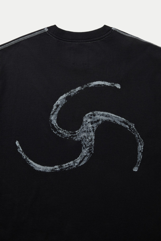 ROA(로아) 스틱 스티치 오가닉 롱슬리브는 두꺼운 헤비웨이트 오가닉 코튼 소재로 제작되어 넉넉한 착용감을 선사합니다. 전면 대비감 있는 프린트와 후면 실버, 문 미스트, 피터 컬러 프린트가 돋보이며, 스티치 디자인으로 포인트를 더했습니다. 라운드넥과 립 처리된 넥라인으로 편안함을 강조했으며, 캠핑룩과 스트릿, 캐주얼 스타일에 모두 잘 어울립니다. 긴 소매 기장의 블랙 컬러 롱슬리브 티셔츠입니다.
