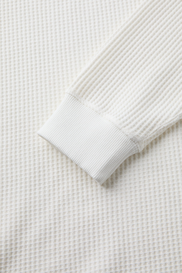 NANGA (난가) 에코 하이브리드 와플 롱슬리브는 재활용 면사를 사용하여 제작된 에코 프렌들리 티셔츠입니다. GRS 인증을 받은 이 티셔츠는 통기성이 뛰어나 여름철에도 쾌적하게 착용할 수 있습니다. 베이직하고 캐주얼한 스타일로 산책룩, 집콕룩 등 다양한 TPO에 활용 가능하며, 레귤러 핏과 얇은 두께로 편안한 착용감을 제공합니다. 립 처리된 넥 라인과 바인딩 마감, Tyvek® 라벨 디테일이 돋보이며, 미니멀, 클래식 스타일을 선호하는 분들께 추천합니다. 와플 패턴의 화이트 컬러 긴소매 티셔츠입니다.
