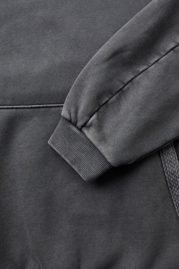 NANGA(난가) 헤이븐 스웻 후디는 가을, 겨울철 일상에서 캐주얼하고 베이직한 스타일로 활용하기 좋은 스웻 후디입니다. 부드러운 촉감의 면과 기모 소재를 사용하여 따뜻하고 편안한 착용감을 제공하며, 루즈핏으로 제작되어 편안한 활동성을 보장합니다. 피그먼트 염색 기법으로 은은한 색감을 표현하고, 구조적인 패널 디자인과 래글런 소매 디테일로 디자인 완성도를 높였습니다. 캠핑룩, 집콕룩 등 다양한 TPO에 활용 가능하며, 무지 디자인과 그레이 컬러로 미니멀, 클래식한 스타일을 연출하기 좋습니다. 단독 세탁을 권장하며, 이염에 주의하여 관리해야 합니다.
