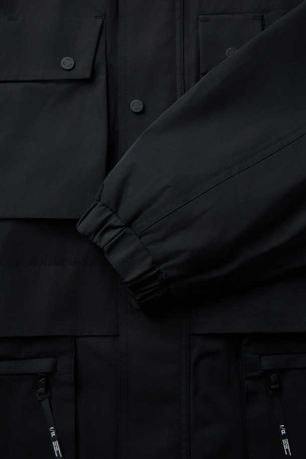 F/CE (에프씨이) MODULAR INTEGRATED 재킷은 봄, 가을 시즌에 활용하기 좋은 블랙 컬러의 여성 및 남성 공용 자켓입니다. 루즈핏으로 편안한 착용감을 선사하며, 드라이한 터치감의 폴리에스테르 소재로 제작되어 부드러운 촉감을 느낄 수 있습니다. 발수 기능과 신축성, 탄성이 더해져 활동성을 높였으며, 자카드 벨트 내장, 사코슈 타입 변형, 분리형 포켓 등 실용적인 디테일을 갖추었습니다. 일상, 여행, 산책 등 다양한 TPO에 스포티, 미니멀, 캐주얼 스타일로 연출하기 좋습니다. 집업 방식으로 간편하게 착용할 수 있는 크롭 기장의 긴소매 자켓입니다.
