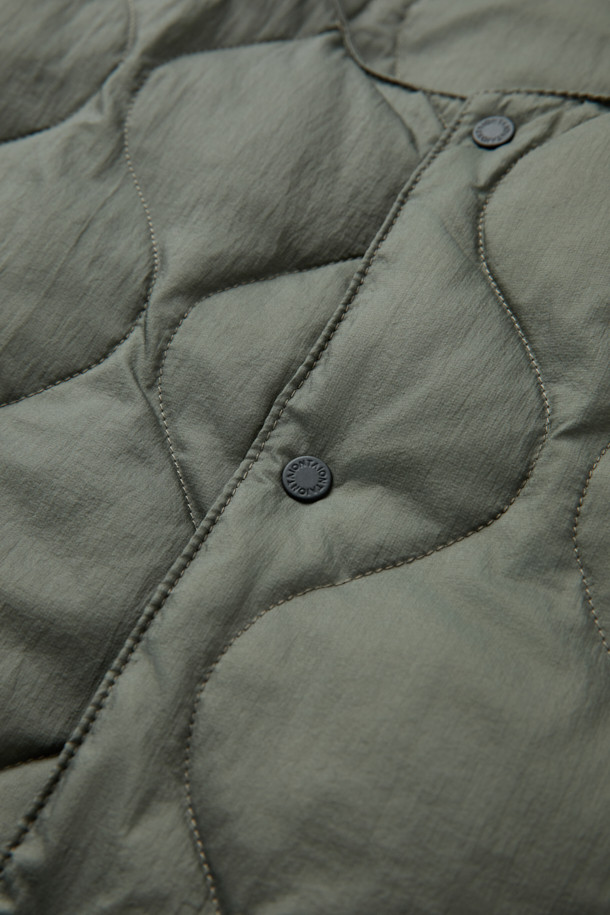 F/CE X TAION(에프씨이 X 테이온) 패커블 이너 덕 다운 재킷은 겨울철 일상룩과 여행, 캠핑룩에 적합한 남녀 공용 아우터입니다. 미니멀하고 캐주얼한 스타일을 연출하며, 퀄팅 패턴과 크롭 기장이 특징입니다. 800 필파워 화이트 덕다운 충전재와 발수 처리, 생활 방수 기능을 갖춰 보온성을 높였습니다. 
버튼 여밈 방식이며, 부드러운 촉감의 나일론 소재와 긴 소매 기장으로 제작되었습니다. 보관용 파우치가 포함되어 휴대 및 보관이 용이합니다.
카키와 올리브 두 가지 색상으로 출시되었습니다.
