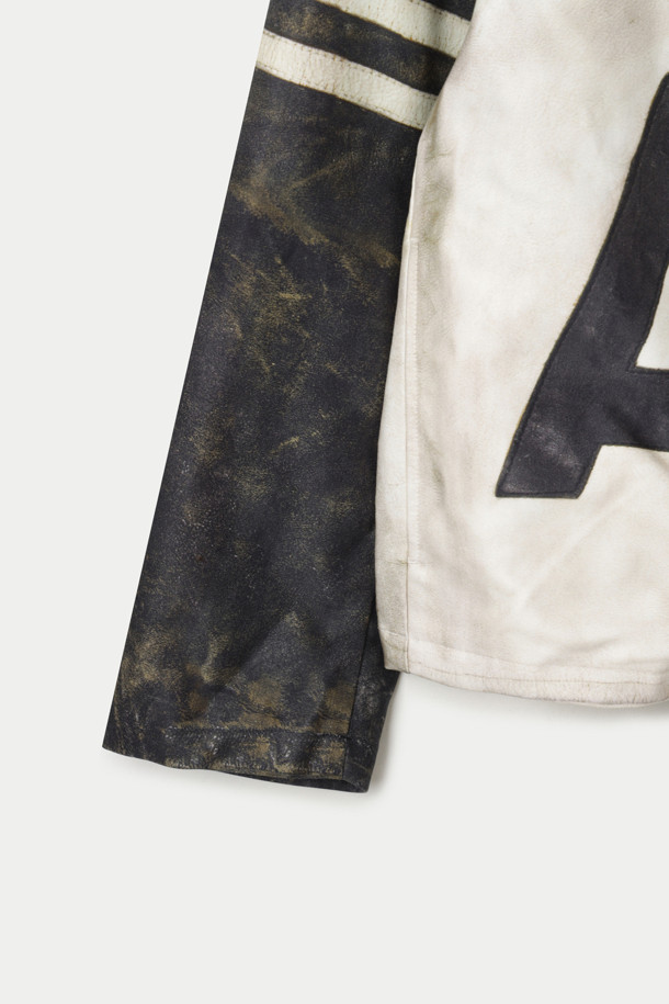 TOLQ(톨크) 트롱프뢰유 라이더 재킷은 빈티지하고 캐주얼한 스타일을 추구하는 당신을 위한 아우터입니다. 화이트와 블랙 두 가지 색상으로 출시되었으며, 봄, 가을에 데이트룩, 쇼핑룩 등 다양한 TPO에 활용하기 좋습니다. 폴리에스테르 소재로 제작되어 편안한 착용감을 선사하며, 릴랙스 핏으로 활동성을 높였습니다. 트롱프뢰유 기법을 사용하여 독특한 시각적 효과를 연출하며, 빈티지 프린팅, 타공 및 은박 몰드 가공, 인젝션 프린트, 자수 디테일로 디자인의 완성도를 높였습니다. 긴 소매와 집업 여밈 방식으로, 미니멀한 스타일을 선호하는 분들께도 훌륭한 선택이 될 것입니다.
