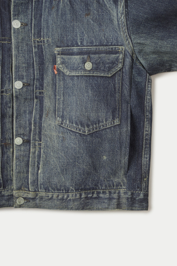 TOLQ(톨크) 트롱프뢰유 데님 재킷은 1940년대 Levi's 506XX 모델을 기반으로 제작된 남녀 공용 데님 재킷입니다. 승화 전사 프린트 가공을 통해 빈티지 워싱 효과를 극대화했으며, 부드러운 촉감의 폴리에스테르 소재로 제작되어 편안한 착용감을 선사합니다. 얇은 두께감과 오버핏 디자인으로 봄, 가을철 캐주얼 및 클래식 스타일을 연출하기에 좋습니다. 동네 마실룩, 데이트룩, 가을 나들이룩 등 다양한 TPO에 맞춰 활용할 수 있으며, 워싱 패턴과 포켓 디테일이 돋보입니다.
