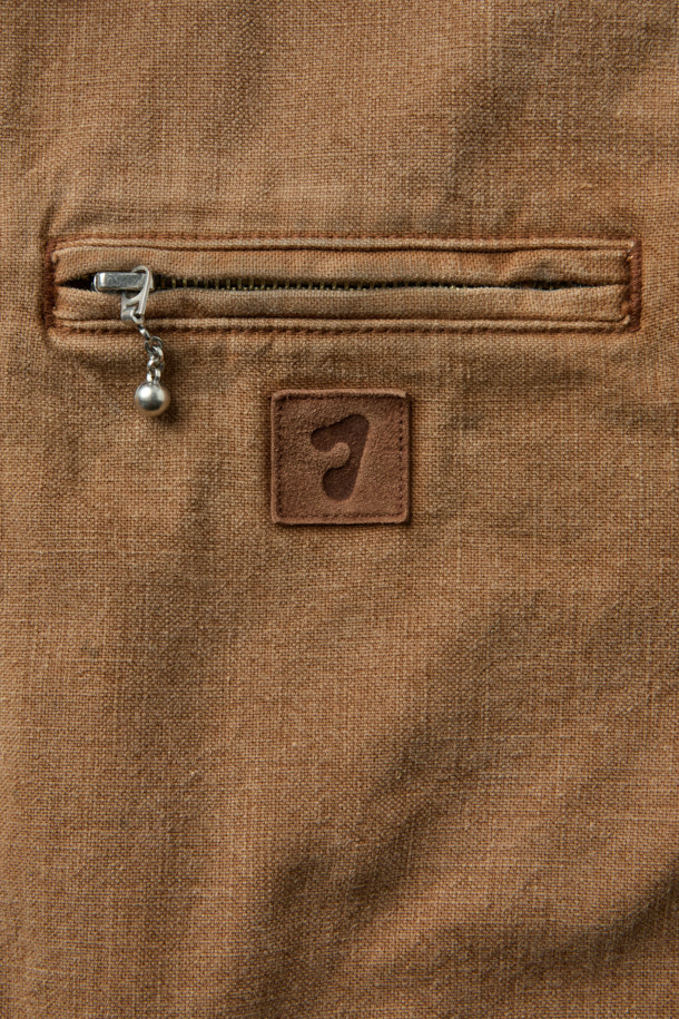 JIEDA 덕 데미지 집 자켓은 빈티지하면서도 캐주얼한 스타일을 연출하는 남녀 공용 아우터입니다. 브라운 컬러의 면, 코듀로이, 가죽 혼방 소재로 제작되어 가을, 겨울 시즌에 따뜻하게 착용할 수 있습니다. 워싱 가공과 데미지 디테일이 돋보이며, 크롭 기장의 레귤러핏으로 트렌디함을 더했습니다. 집업 형식으로 간편하게 착용 가능하며, 지퍼 포켓, 핸드 포켓, 소매 버튼 조절, 가죽 패치 포인트 등 실용적인 디테일이 돋보입니다. 캠핑룩, 여행룩, 캐주얼, 워크웨어, 레트로 스타일을 즐기는 분들에게 추천합니다.
