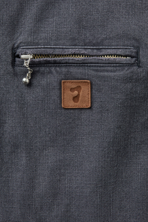 JIEDA 덕 데미지 집 자켓은 빈티지하면서도 캐주얼한 스타일을 연출하는 데 적합한 아우터입니다. 네이비 컬러의 무지 디자인으로, 봄, 가을에 데이트룩 또는 봄 소풍룩에 매치하기 좋습니다. 면, 코듀로이, 가죽 소재를 사용하여 레귤러핏으로 제작되었으며, 크롭 기장의 긴소매 집업 자켓입니다. 워싱 및 데미지 가공, 바이오 워싱으로 빈티지한 멋을 더하며, 가슴 지퍼 포켓, 핸드 포켓, 가죽 패치, 소매 버튼 조절 기능 등 디테일한 요소들이 특징입니다. 캐주얼, 미니멀 스타일을 선호하는 분들께 추천합니다.
