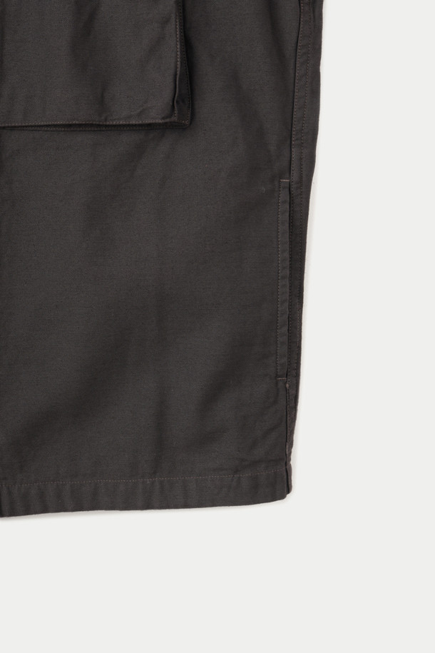 INNAT (인낫) 43 HBT 재킷은 밀리터리, 빈티지, 캐주얼 스타일을 아우르는 공용 워크 재킷입니다. 백 새틴 소재에 중간 두께감으로, 봄, 가을 시즌에 적합하며 릴랙스 핏으로 편안한 착용감을 선사합니다. 블랙 컬러의 무지 디자인으로 다양한 스타일에 매치하기 좋으며, 긴 소매와 버튼 여밈 방식이 특징입니다. 가스 플랩 디테일, 탈부착 가능한 버튼, 식물성 하이브리드 염색, 이너 플랩 등의 디테일이 돋보이는 제품입니다. 캐주얼, 클래식, 워크웨어 스타일을 즐겨 입는 분들께 추천합니다.
