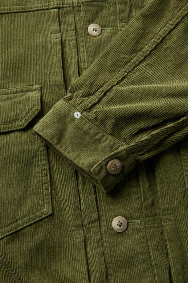 **INNAT TYPE-2 트러커 재킷**은 빈티지하면서도 모던한 감각을 동시에 선사하는 공용 트러커 재킷입니다. 14 웨일 코듀로이 원단으로 제작되어 부드러운 촉감을 자랑하며, 천연 강황 및 식물성 하이브리드 염색 기법으로 은은한 카키와 강황색 컬러를 표현했습니다. TYPE-2 디자인과 레귤러 핏으로 클래식, 캐주얼, 워크웨어 스타일을 모두 아우르며, 간절기 여행룩과 캠핑룩에 활용하기 좋습니다. 버튼 여밈 방식과 긴 소매 기장으로, 초여름부터 초가을까지 적당한 두께감으로 편안하게 착용할 수 있습니다.
