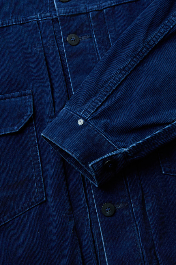 INNAT(인낫) 인디고 TYPE-2 트러커 재킷은 남성을 위한 캐주얼, 클래식, 워크웨어 스타일의 아우터입니다. 14 웨일 코듀로이와 데님 소재를 사용하여 부드러운 촉감을 선사하며, 중간 두께감으로 여름과 가을에 착용하기 좋습니다. 인디고 컬러의 무지 디자인에 레귤러핏으로 제작되었으며, 크롭 기장의 긴 소매와 버튼 여밈 방식을 갖추었습니다. 스톤 바이오 워싱과 빈티지 워싱 처리로 자연스러운 멋을 더했으며, 이염에 주의하여 착용해야 합니다.
