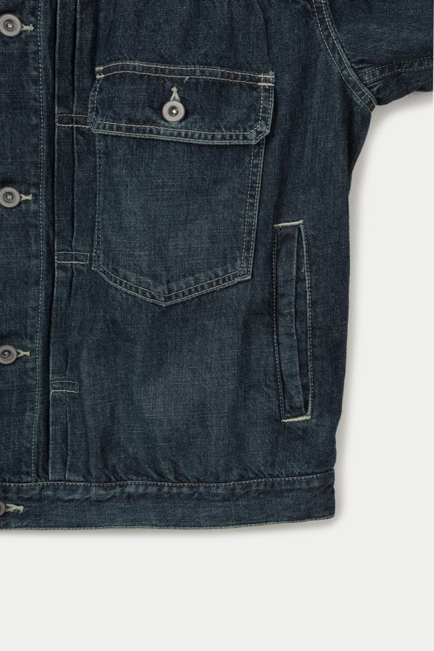 SAGE DE CRET(사쥬 드 크레) 데님 숏 재킷은 남성용으로, 봄, 가을에 착용하기 좋은 캐주얼, 워크웨어 스타일의 데님 재킷입니다. 네이비 컬러의 무지 디자인이며, 면과 린넨 혼방 소재로 제작되어 부드러운 촉감을 선사합니다. 숏 기장에 오버핏으로 편안한 착용감을 제공하며, 트러커 코트 스타일의 버튼 여밈 방식과 워싱 가공, 플리츠 디테일, 프론트 포켓이 특징입니다. 데이트룩, 쇼핑룩에 어울리는 미니멀한 디자인의 재킷입니다.
