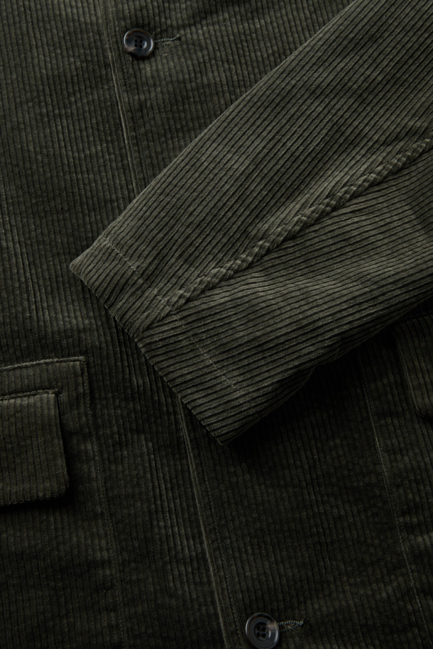 SAGE DE CRET(사지 드 크레) 코듀로이 숏 커버올 재킷은 워크웨어와 캐주얼 스타일을 모두 아우르는 매력적인 아우터입니다. 7골 코듀로이 소재와 텀블 가공으로 부드러운 촉감을 선사하며, 오버핏과 박시핏으로 편안한 착용감을 제공합니다. 가을과 겨울, 데일리룩, 나들이룩, 동네 마실룩 등 다양한 TPO에 활용할 수 있습니다. 워크웨어 스타일의 포켓과 허리 사이즈 조절 테이프, 코튼 안감 등의 디테일이 돋보입니다. 올리브 컬러의 무지 디자인은 어떤 스타일에도 쉽게 매치할 수 있는 실용적인 아이템입니다.
