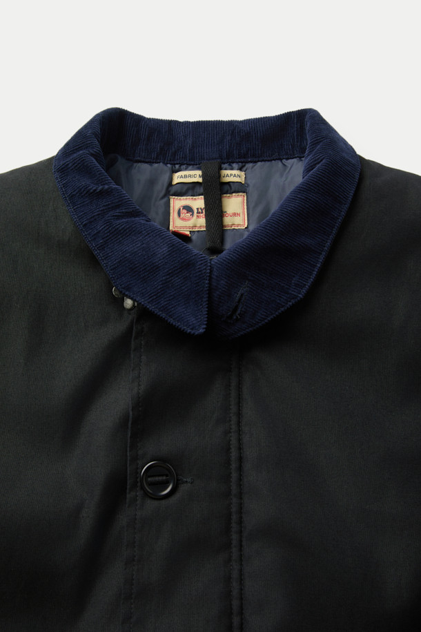 나이젤 카본 OW02 덱 재킷 코듀로이는 가을, 겨울 시즌에 어울리는 남성용 아우터입니다. 블랙 컬러의 레귤러핏 덱 재킷으로, 워크웨어, 클래식, 미니멀 스타일을 모두 아우릅니다. 두꺼운 코듀로이 소재를 사용하여 보온성을 높였으며, 밑단 스트링 조절과 요크 및 팔 패치 강화 디테일이 특징입니다. 버튼 여밈 방식으로 출근룩에 멋을 더하며, 긴 소매 기장으로 안정적인 착용감을 제공합니다. 밀리터리 스타일의 덱 재킷으로, 튼튼함과 세련된 디자인을 동시에 만족시킵니다.
