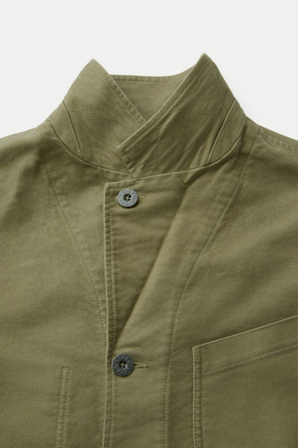 나이젤 카본 워크 수트 몰스킨 재킷은 가을, 겨울 시즌에 어울리는 남성용 아우터입니다. 베이지와 카키 두 가지 색상으로 출시되었으며, 클래식과 워크웨어 스타일을 아우르는 루즈 핏의 3버튼 디자인 재킷입니다. 부드러운 촉감의 두꺼운 몰스킨 소재로 제작되어 보온성을 높였으며, 가슴 패치 포켓과 허리 라운드 포켓이 실용성을 더합니다. 출근룩, 비즈니스 캐주얼, 모임룩 등 다양한 TPO에 활용 가능하며, 미니멀한 스타일 연출에도 적합합니다.
