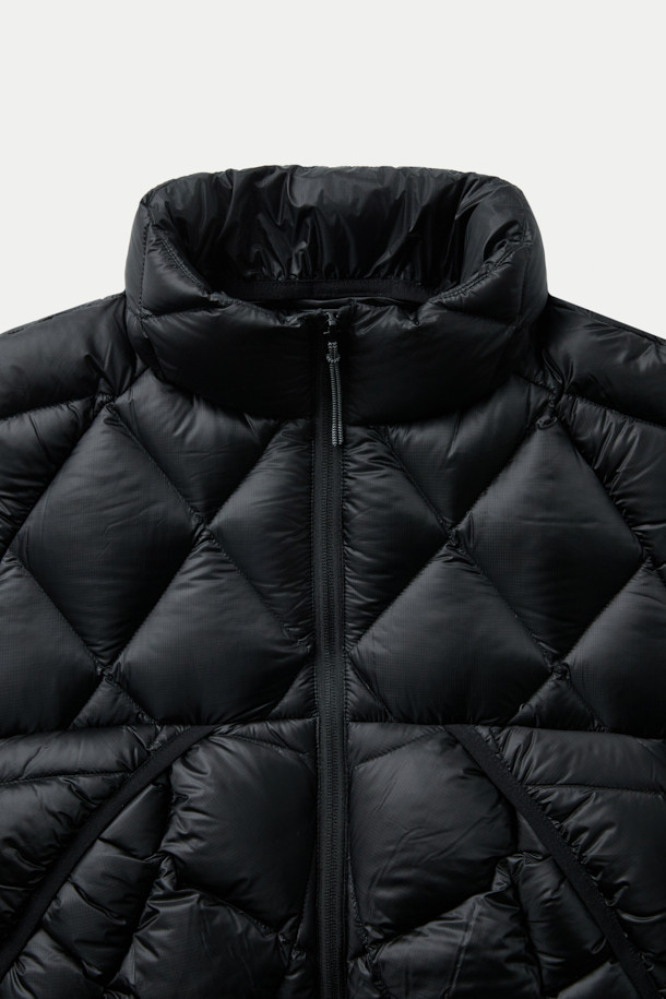 ROA NUNA (누나) 800 필파워 후디드 다운 재킷은 아웃도어 활동과 일상생활 모두에 적합한 공용 다운 재킷입니다. 800 필파워 다운 충전재와 립스탑 나일론 원단으로 제작되어 뛰어난 보온성과 가벼운 착용감을 제공하며, 방수 기능을 갖춰 변덕스러운 날씨에도 쾌적함을 유지합니다. 슬림핏 디자인에 크롭 기장으로 활동성을 높였으며, 미니멀하고 스포티한 스타일을 연출합니다. 양방향 리버스 지퍼, 대형 전면 포켓, 엄지 구멍, 조절 가능한 밑단, 내장 후드 등의 디테일은 실용성을 더하며, 겨울철 데일리룩과 여행룩에 활용하기 좋습니다.
