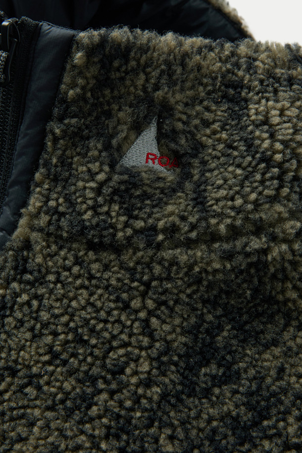 ROA EWE (로아 이웨) 퍼리 재킷은 부드러운 촉감의 플리스와 페이크퍼 소재를 사용하여 가을, 겨울철 따뜻함을 선사하는 오버핏 플리스 재킷입니다. 하이넥 디자인과 밴딩 소매, 지퍼 포켓, 로고 자수 디테일이 돋보이며, 뛰어난 보온성과 방풍 기능으로 편안한 착용감을 제공합니다. 블랙 컬러의 무지 디자인으로 어떤 스타일에도 쉽게 매치할 수 있으며, 캐주얼, 스포티, 미니멀한 스타일을 연출하기 좋습니다. 산책룩이나 캠핑룩과 같이 활동적인 상황에서도 활용하기 좋은 데일리 아우터입니다. 크롭 기장으로 트렌디함을 더했습니다.
