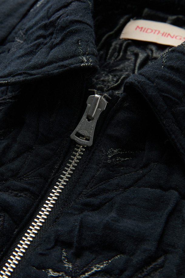 MIDTHINGS(미드띵스) 자카드 재킷은 유니크한 스타일을 추구하는 당신을 위한 아이템입니다. 블랙 컬러의 루즈핏 자켓으로, 봄, 가을에 어울리는 두꺼운 두께감과 부드러운 촉감이 특징입니다. 플라워 자카드 무늬가 돋보이며, 3중 구조 자카드 소재와 볼륨감 있는 실루엣이 세련된 룩을 연출합니다. 지퍼 여밈 방식과 이중 구조 프론트 포켓, 사이드 도트 버튼, WALDES(왈데스) 지퍼, 조개 버튼 장식 등의 디테일이 돋보이며, 모임룩이나 데이트룩과 같은 TPO(Time, Place, Occasion)에 클래식하고 시크하게 연출하기 좋습니다. 크롭 기장의 긴소매 자켓으로 다양한 스타일링에 활용해보세요.
