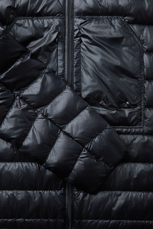 NANGA(낭가) 울티라이트 다운 파카 패커블은 겨울철 아웃도어 활동과 여행에 적합한 남녀 공용 다운 파카입니다. 슬림핏으로 제작되었으며, 블랙 색상에 무지 패턴으로 어떤 스타일에도 잘 어울립니다. 보온성이 뛰어나고 경량 소재를 사용하여 휴대성이 용이하며, 패커블 기능으로 간편하게 보관할 수 있습니다. 퀼팅 디테일과 후드가 디자인되어 스포티하면서도 캐주얼한 매력을 더하며, 리사이클 소재를 사용하여 환경까지 생각했습니다. 여행룩, 캠핑룩, 등산룩 등 다양한 TPO에 활용 가능하며, 미니멀한 스타일을 연출하기 좋습니다.
