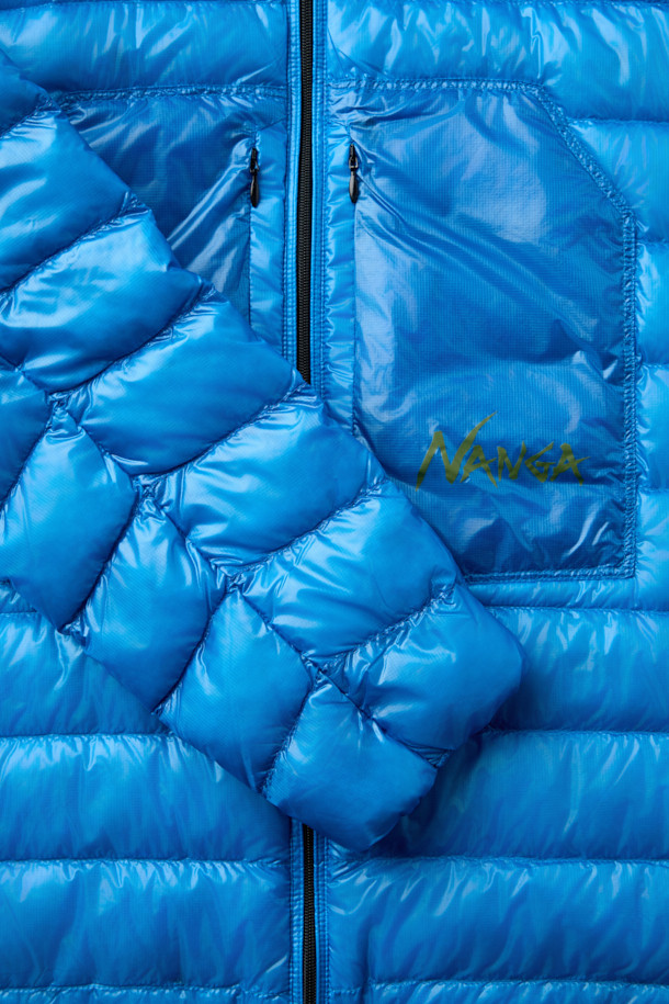NANGA (난가) 울티라이트 다운 파카 패커블은 겨울철 아웃도어 활동과 여행에 적합한 다운 파카입니다. 블루와 퍼플 두 가지 색상으로 제공되며, 스포티하고 캐주얼한 스타일을 연출합니다. 가볍고 휴대성이 뛰어난 패커블 타입으로, 퀼팅 디테일과 부드러운 촉감이 특징입니다. 레귤러핏에 긴 소매 기장, 집업 여밈 방식으로 제작되었으며, 보온 기능과 안감 다운으로 추운 날씨에도 따뜻함을 유지해 줍니다. 여행룩과 캠핑룩, 미니멀한 스타일을 즐기는 분들께 추천합니다.
