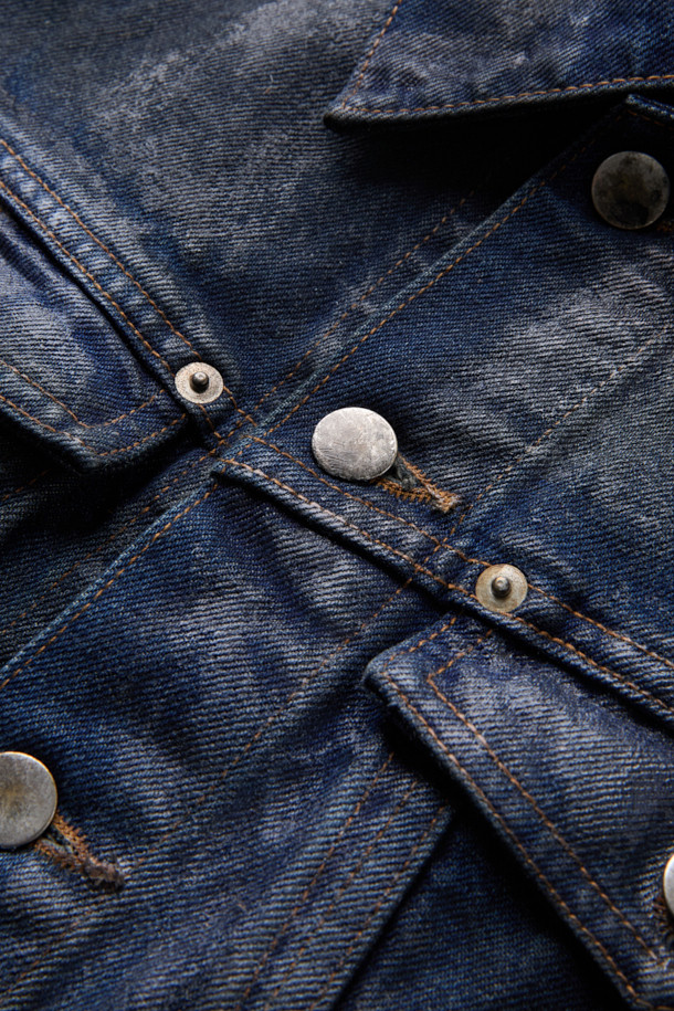 NVRFRGT(엔브이에프알지티) 3D 트러커 재킷은 남성용 아우터로, 봄, 가을에 착용하기 좋은 두꺼운 데님 소재의 트러커 자켓입니다. 인디고 컬러의 무지 디자인에 14oz 불규칙 방적사 원단, 곡선형 솔기 라인, 레이싱 웨어 스타일, 다크 페이드 워싱, 래스터 코팅 가공, 클리어 코팅 마감 등의 특징을 더했습니다. 레귤러핏으로 제작되었으며, 버튼 여밈 방식과 크롭 기장으로 캐주얼, 스트릿, 미니멀 스타일 연출에 적합합니다. 데이트룩과 모임룩에 활용하여 개성 있는 스타일을 완성할 수 있습니다.
