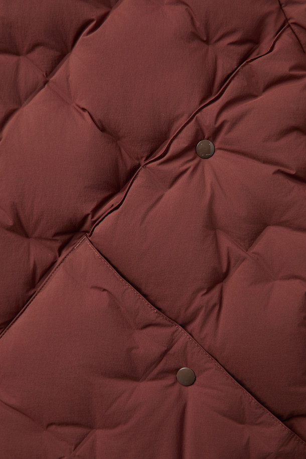 CMF 우븐 다운 후디는 CMF WOVEN 직조 기술을 적용하여 보온성과 내구성을 극대화한 다운 점퍼입니다. 다운 90%, 페더 10% (700FP)의 충전재로 제작되어 가볍고 따뜻하며, 다운 쏠림과 뭉침을 방지하여 쾌적한 착용감을 제공합니다. 오버핏, 크롭 기장으로 트렌디한 스타일을 연출하며, 사선 포켓과 집업 여밈 방식으로 실용성을 더했습니다. 브라운 컬러의 무지 디자인으로, 여행룩, 캠핑룩, 캐주얼, 미니멀, 고프코어 스타일 등 다양한 스타일에 활용하기 좋습니다. 겨울철 데일리 아우터로 추천합니다.
