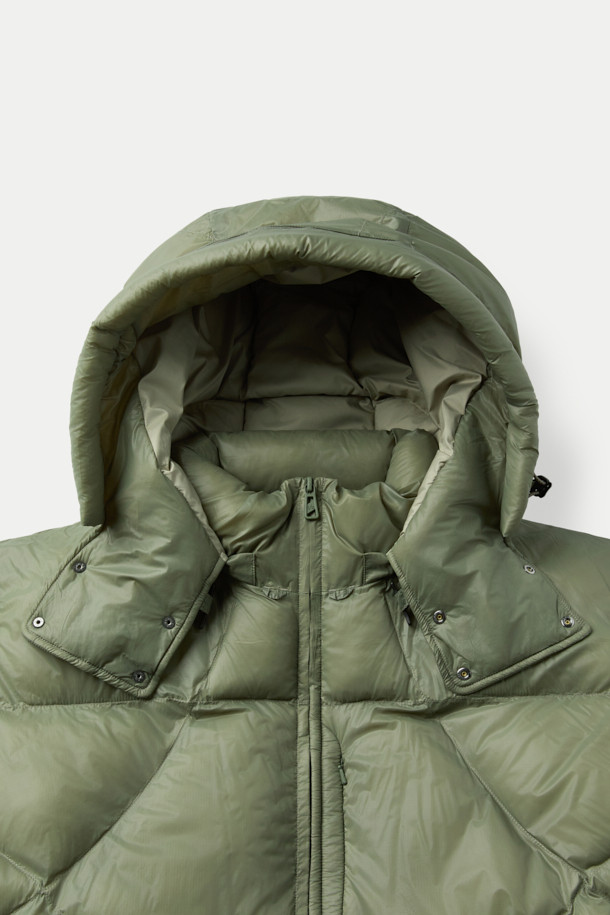 F/CE(에프씨이) 퍼텍스 미니멀 패딩 파카는 남녀 모두 착용 가능한 겨울철 아우터입니다. 카키와 올리브 두 가지 색상으로 출시되었으며, 일상생활과 출근룩에 적합한 미니멀, 클래식, 캐주얼 스타일을 연출할 수 있습니다. PERTEX® QUANTUM 소재, 20데니어 초극세사, 고밀도 직조, PrimaLoft 충전재를 사용하여 가볍고 내구성이 뛰어나며, 뛰어난 보온성을 제공합니다. 집업 방식의 오버핏 크롭 기장으로, 긴 소매 디자인이 특징입니다. 부드러운 촉감과 무지 디자인이 돋보이는 겨울철 필수 아이템입니다.
