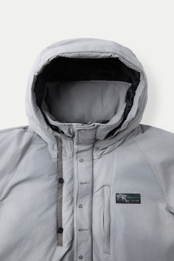 INNAT(인낫) x WILD THINGS(와일드 띵스) 가먼트 다이드 마칼루 다운은 일상과 아웃도어 활동 모두에 적합한 남녀 공용 다운점퍼입니다. 톤 다운된 그레이 컬러와 캐주얼, 아웃도어 스타일을 결합하여 다양한 룩에 활용하기 좋습니다. 면, 나일론 혼방 소재로 제작되었으며, 덕다운 80%, 페더 20% 충전재로 뛰어난 보온성을 제공합니다. 2-WAY 후드, WILD CAT 로고, 게임 포켓 등의 디테일과 피그먼트 염색 가공으로 빈티지한 텍스처를 더했습니다. 스냅버튼 밑단 조절 기능으로 사이즈 조절이 가능하며, 겨울철 여행, 캠핑, 등산 시 따뜻하고 스타일리시하게 연출할 수 있습니다.
