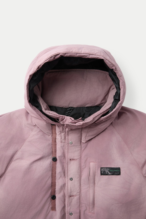 INNAT (이낫) x WILD THINGS (와일드 띵스) 가먼트 다이드 마칼루 다운은 캐주얼과 클래식 스타일을 아우르는 숏패딩입니다. 핑크 컬러의 무지 디자인으로, 겨울철 일상룩과 여행, 캠핑룩에 잘 어울립니다. 오버핏으로 편안한 착용감을 선사하며, 면, 나일론, 덕다운 소재를 사용하여 보온성을 높였습니다. 후드 2-WAY 타입으로 후드 수납이 가능하며, 스냅 버튼으로 길이 조절이 가능합니다. 피그먼트 염색 가공과 빈티지한 텍스처, 브랜드 로고 자수, 게임 포켓 적용이 돋보이는 제품입니다.
