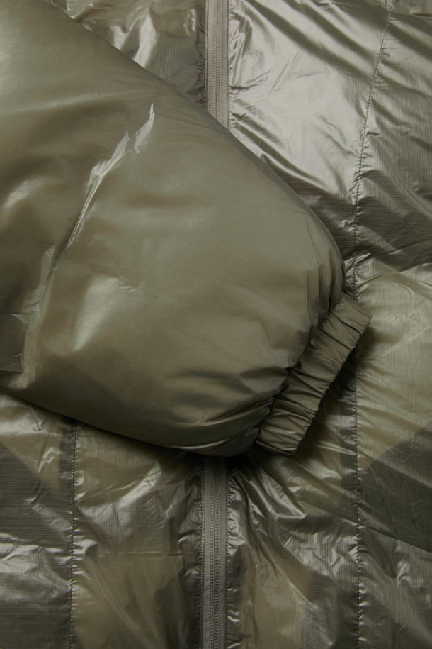 ROA 스무스 다운 재킷은 일상, 아웃도어 활동은 물론 여행, 캠핑, 등산 등 다양한 TPO에 활용 가능한 다운 자켓입니다. 카키와 올리브 두 가지 색상으로 출시되었으며, 스포티, 캐주얼, 고프코어 스타일을 모두 소화할 수 있습니다. 보온, 경량, 방풍 기능은 물론 친환경 충전재 Comfortemp® Ecodown과 재활용 PET 섬유 기반의 소재를 사용하여 기능성과 친환경성을 동시에 잡았습니다. 초경량 27g 마이크로 립스탑 나일론 소재와 부드러운 촉감을 자랑하며, 크롭 기장의 박시핏과 루즈핏으로 편안한 착용감을 선사합니다. 히든 지퍼 포켓, 조절 가능한 후드, 밑단/소매 밴딩 디테일이 돋보이는 숏패딩으로, 겨울철 스타일리시한 연출을 완성해보세요.
