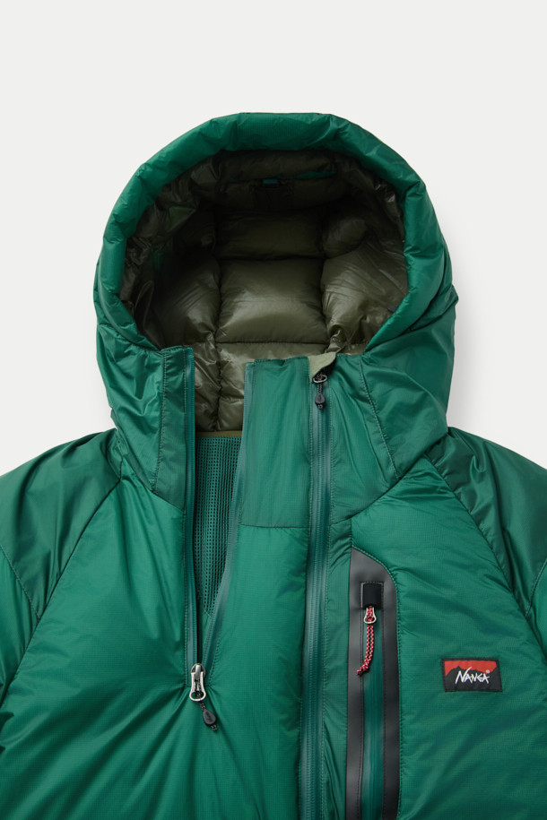 NANGA(난가) 오로라 텍스 라이트 스탠드 칼라 다운 재킷 MIKAMI는 일상과 아웃도어 활동 모두에 적합한 남녀 공용 다운 재킷입니다. 방풍 기능과 보온성을 갖춘 두꺼운 두께감의 이 제품은 겨울철 추위로부터 몸을 보호하며, 부드러운 촉감의 나일론 소재를 사용하여 편안한 착용감을 제공합니다. 후드 탈부착, 드래프트 튜브, 가슴 포켓, 그리고 KARUISHI 소재와 이중 다운 레이어 적용으로 기능성을 높였습니다. 스포티, 캐주얼, 고프코어 스타일을 아우르며 여행, 캠핑, 등산 등 다양한 TPO에 활용 가능합니다. 그린 컬러의 무지 디자인으로 어떤 스타일에도 쉽게 매치할 수 있습니다.
