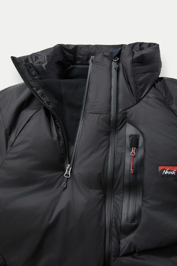 NANGA(난가) 오로라 텍스 라이트 스탠드 칼라 다운 재킷 MIKAMI는 일상과 아웃도어 활동 모두에 적합한 남녀 공용 겨울 다운 재킷입니다. 스포티하고 캐주얼한 무드의 무지 디자인에 레귤러 핏으로 제작되었으며, 두꺼운 두께감의 나일론 소재로 부드러운 촉감을 선사합니다. 150g SPDX 다운 충전재와 이중 다운 레이어를 적용하여 뛰어난 보온성과 방풍 기능을 제공하며, KARUISHI 소재를 사용한 소매 끝단과 칼라 안감이 특징입니다. 가슴 포켓 디자인과 직조 라벨 부착으로 실용성을 더했으며, 캠핑룩, 스포티, 캐주얼, 미니멀 스타일을 연출하기 좋습니다.
