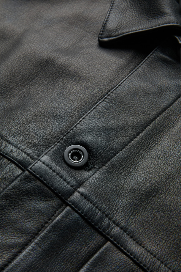 A 레더 트러커 재킷은 시크하고 세련된 스타일을 연출하는 블랙 컬러의 소가죽 재킷입니다. 봄, 가을 시즌에 적합하며, 루즈핏 크롭 기장으로 모던하면서도 클래식한 분위기를 자아냅니다. 버튼 여밈 방식과 포켓 디테일이 돋보이며, 레이온과 큐프라 안감으로 편안한 착용감을 선사합니다. 데이트룩, 모임룩, 출근룩 등 다양한 TPO에 활용 가능한 미니멀한 디자인의 아이템입니다.
