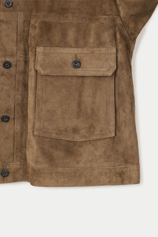 A LEATHER(레더) 스웨이드 트러커 재킷은 클래식하고 우아한 스타일을 연출하는 아우터입니다. 카멜과 블랙 두 가지 색상으로 출시되어, 데이트룩과 모임룩에 잘 어울리는 아이템입니다. 부드러운 촉감의 소가죽 스웨이드 소재로 제작되었으며, 히메지 태닝 및 염색 가죽을 사용하여 자연스러운 에이징을 경험할 수 있습니다. 루즈핏 크롭 기장으로, 미니멀하고 시크한 스타일을 완성하며 레이어드 연출에도 용이합니다. 버튼 여밈 방식의 긴 소매 트러커 재킷으로, 다양한 스타일을 연출해보세요.
