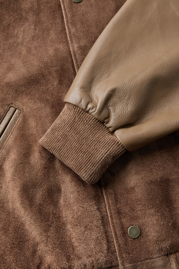 A LEATHER 어워드 재킷은 남성용 아우터로, 가을과 겨울에 착용하기 좋은 두꺼운 두께감의 클래식 스타일 어워드 재킷입니다. 브라운 컬러의 소가죽과 레이온, 면 소재를 사용하여 부드러운 촉감을 선사하며, 긴 소매와 루즈핏으로 편안한 착용감을 제공합니다. 소매 볼륨감과 가죽 립 디테일, 입체적인 실루엣이 특징이며, 데이트룩, 모임룩, 비즈니스 캐주얼에 활용하기 좋습니다. 버튼 여밈 방식과 무지 패턴으로 미니멀하고 시크한 스타일을 연출할 수 있습니다.
