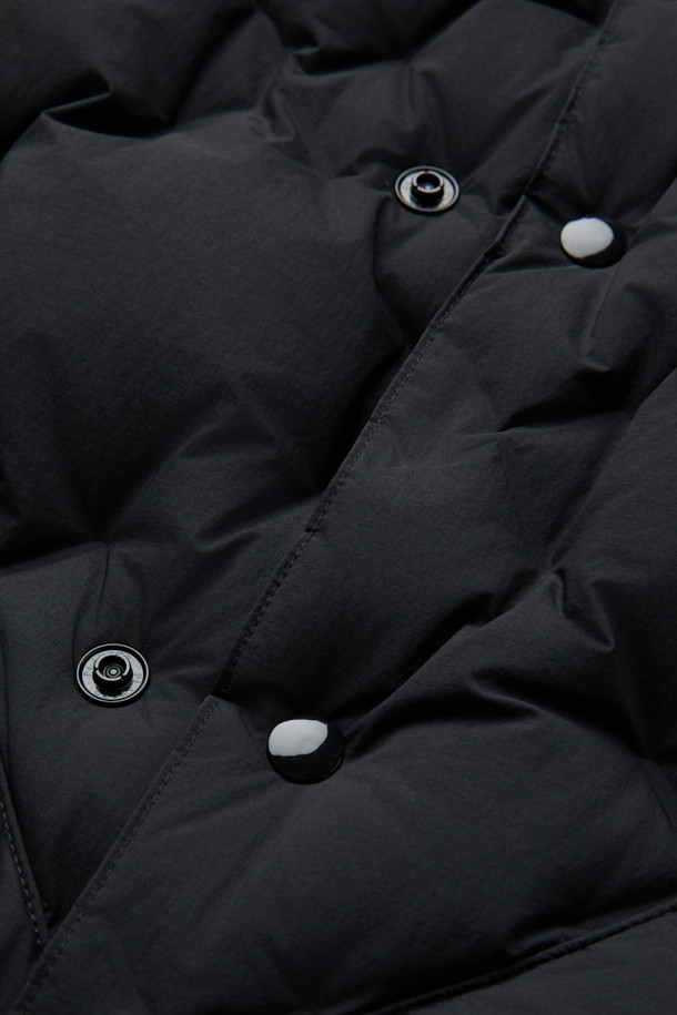 CMF 우븐 다운 베스트는 가을, 겨울철 일상과 출퇴근, 여행 시에 활용하기 좋은 다운 베스트입니다. CMF WOVEN 기술을 적용하여 다운팩 없이 다운 90%, 페더 10% (700FP)의 충전재를 다운 본딩 처리하여 보온성과 경량성을 동시에 잡았습니다. 미니멀한 스타일의 무지 디자인에 레귤러핏으로 제작되었으며, 집업 스타일과 크롭 기장, 민소매 디자인이 특징입니다. 블랙 색상으로 출시되어 다양한 룩에 매치하기 용이하며, 사선 포켓이 실용성을 더합니다.
