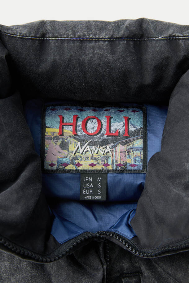 NANGA(난가) 알라야 다운 베스트는 일상생활과 실내외에서 모두 활용 가능한 베이직 스타일의 다운 베스트입니다. 180g의 리사이클 다운 충전재를 사용하여 뛰어난 보온성을 제공하며, 가볍게 착용할 수 있어 편안합니다. 레귤러핏으로 제작되었으며, 무지 디자인의 그레이 컬러로 다양한 출근룩과 여행룩에 미니멀, 캐주얼, 클래식 스타일을 더할 수 있습니다. 집업 스타일로 간편하게 착용 가능하며, 폴리에스터 안감으로 마감되었습니다. 겨울철, 경량 보온을 위한 실용적인 선택입니다.
