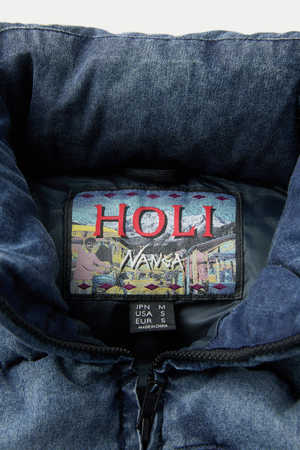 NANGA (난가) 알라야 다운 베스트는 겨울철 보온성을 책임지는 남성용 다운 베스트입니다. 네이비 색상에 무지 디자인으로, 출근룩이나 여행룩 등 다양한 TPO에 활용하기 좋습니다. 180g 리사이클 다운 충전재를 사용하여 가볍지만 뛰어난 보온성을 제공하며, 부드러운 촉감의 폴리에스터 안감으로 편안한 착용감을 선사합니다. 집업 스타일의 레귤러핏으로 미니멀, 클래식, 캐주얼 등 어떤 스타일에도 잘 어울립니다. 일상과 실내외 활동 모두에서 활용 가능한 실용적인 아이템입니다.
