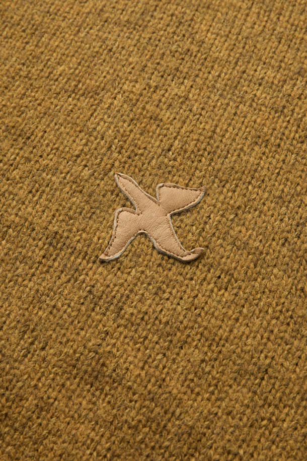 MIDTHINGS(미드띵스) 버드 패치 가디건은 가을, 겨울 시즌에 어울리는 여성 상의 니트/스웨터입니다. 머스타드와 브라운 두 가지 색상으로 만나볼 수 있으며, 캐주얼하고 베이직한 스타일을 연출합니다. 울과 코튼 혼방 소재로 제작되어 따뜻하고 포근하며, 루즈핏과 크롭 기장으로 편안한 착용감을 선사합니다. 엄지 홀 디테일과 볼륨감 있는 소매, 천연 조개 버튼, 패치 디자인이 돋보이며, 데이트룩, 모임룩, 캐주얼, 클래식, 미니멀 스타일 모두 소화 가능합니다.
