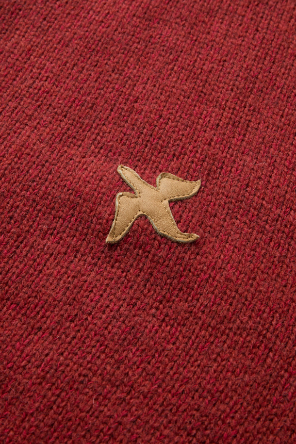 MIDTHINGS(미드띵스) 버드 패치 가디건은 가을, 겨울 시즌에 어울리는 루즈핏 니트 가디건입니다. 울과 코튼 혼방 소재로 제작되어 두께감이 느껴지며, 까끌거리는 촉감이 특징입니다. 라운드넥 디자인에 엄지홀 디테일, 볼륨감 있는 소매가 돋보이며, 천연 조개 버튼과 짧은 기장감으로 클래식하고 페미닌한 무드를 연출합니다. 버건디와 레드의 두 가지 색상으로 출시되어 데이트룩, 모임룩, 연말 모임룩 등 다양한 TPO에 활용 가능하며, 미니멀, 캐주얼 스타일을 즐겨 입는 분들께 추천합니다.
