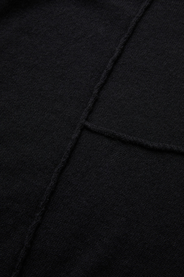 CHIAHUNG SU (치아홍 수) 핸드 다이드 캐시미어 터틀넥은 부드러운 촉감의 캐시미어 소재로 제작되어 가을, 겨울 시즌에 따뜻함을 선사합니다. 블랙 컬러의 무지 디자인으로 모던하고 미니멀한 스타일을 연출하며, 핸드 다잉 기법으로 섬세함을 더했습니다. 출근룩, 오피스룩, 모임룩 등 다양한 TPO에 활용 가능하며, 클래식, 미니멀, 시크한 스타일을 완성합니다. 긴 소매와 터틀넥 디자인은 세련된 분위기를 자아냅니다.
