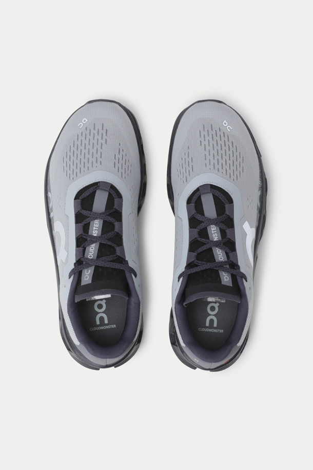 온 러닝 클라우드몬스터는 남성용 운동화로, 러닝과 일상생활 모두에 적합합니다. 그레이와 블랙 두 가지 색상으로 출시되었으며, 3cm 통굽 디자인이 특징입니다. CloudTec® 쿠셔닝, Helion™ 슈퍼폼, Speedboard® 기술을 적용하여 편안함과 추진력을 제공하며, 발의 포워드 롤링 모션을 돕습니다. 스포티, 미니멀, 캐주얼 스타일을 연출하며, 러닝룩과 산책룩에 잘 어울립니다. 무게는 550g입니다.
