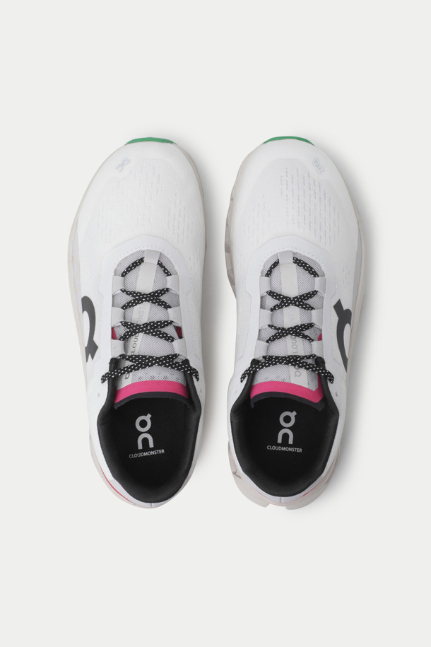 온러닝 클라우드몬스터는 남성 러너를 위한 스포티하고 미니멀한 디자인의 러닝화입니다. 화이트, 블랙, 레드의 세 가지 색상으로 출시되었으며, 사계절 러닝 및 데일리 착용에 적합합니다. 굽 높이는 3cm이며, CloudTec® 쿠셔닝과 Helion™ 슈퍼폼, Speedboard®가 적용되어 뛰어난 쿠셔닝, 반발력, 충격 흡수 기능을 제공합니다. 또한, 포워드 롤링 모션으로 더욱 편안한 러닝 경험을 선사하며, 무게는 약 550g입니다. 러닝룩을 위한 완벽한 선택입니다.
