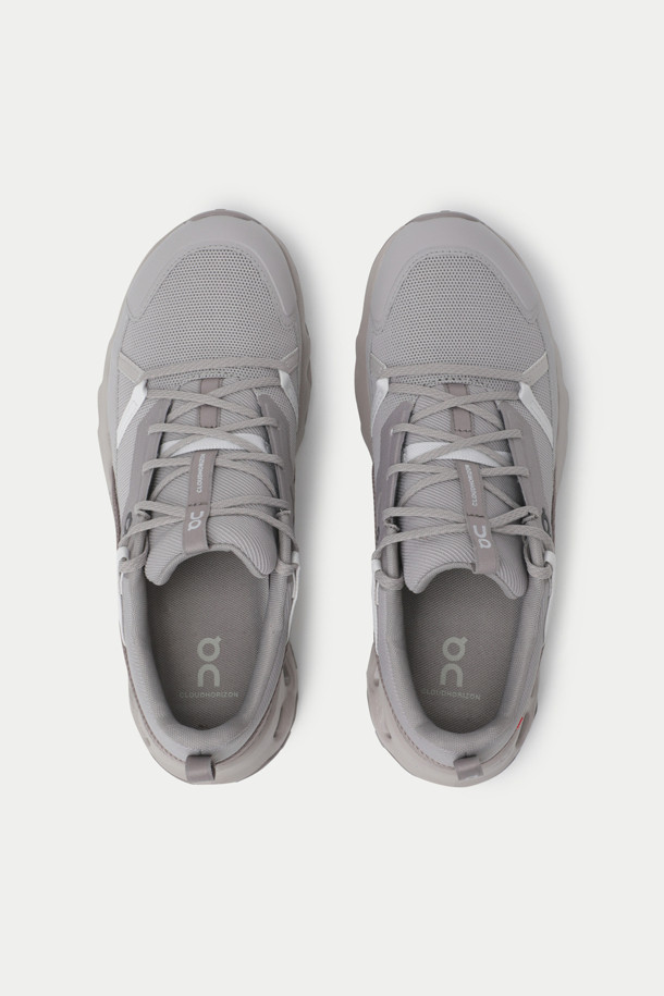 온 런닝 클라우드호라이즌은 러닝과 운동을 위한 남성용 러닝화입니다. 그레이 컬러의 무지 디자인으로, 폴리에스터와 나일론 소재를 사용하여 사계절 내내 착용할 수 있습니다. 라운드 앞코에 4cm 굽 높이의 플랫 타입으로 제작되었으며, 끈으로 조절하여 편안하게 신을 수 있습니다. 로우탑 디자인의 스포티, 미니멀, 캐주얼 스타일을 연출할 수 있습니다. CloudTec 쿠셔닝, Speedboard 추진력, Helion 슈퍼폼 기술을 통해 충격 흡수와 경량성을 제공합니다.
