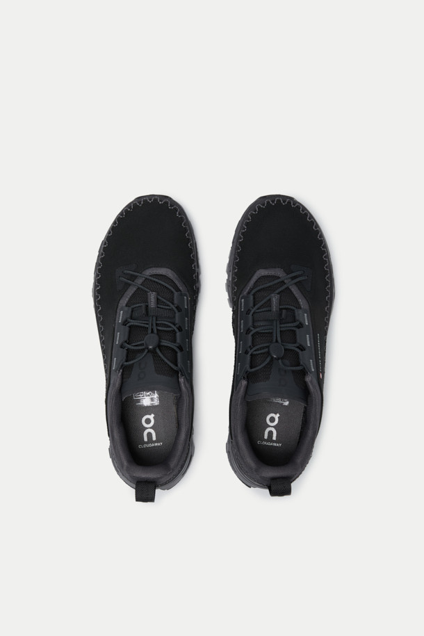 온 러닝 클라우드어웨이 2 (ON RUNNING CLOUDAWAY 2)는 남성 러닝 및 일상용 신발입니다. 블랙 컬러에 넓은 발볼을 가진 사계절용 제품으로, 폴리에스터, 고무, 나일론 등 튼튼한 소재로 제작되었습니다. 발수 기능과 뛰어난 접지력, 통기성을 제공하며, 미션그립™ 아웃솔과 클라우드울트라 바닥 유닛이 특징입니다. 토글 방식의 신발 여밈과 극세사 안감을 사용하여 편안함을 더했습니다. 스포티, 미니멀, 캐주얼 스타일의 러닝룩과 피트니스룩에 잘 어울립니다.

