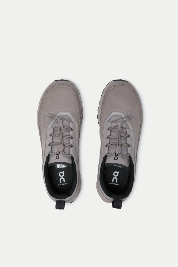 온 러닝 클라우드어웨이 2 (ON RUNNING CLOUDAWAY 2)는 남성용 러닝화로, 러닝과 일상생활 모두에 적합합니다. 그레이 컬러의 무지 디자인에 라운드 앞코로 편안함을 더했으며, 폴리에스터, 고무, 나일론 소재를 사용하여 제작되었습니다. 발수 기능과 통기성이 뛰어나며 Missiongrip™ 아웃솔과 Cloudultra 바닥 유닛으로 접지력과 경량성을 동시에 제공합니다. 토글 방식으로 간편하게 신을 수 있으며, 로우탑 디자인과 넓은 발볼로 편안한 착용감을 선사합니다.
