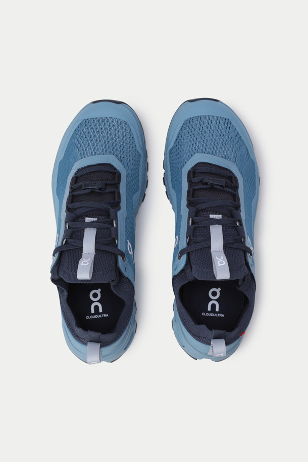 온 런닝 클라우드울트라 2는 러닝과 트레일러닝을 위한 남성용 러닝화입니다. 블루 컬러와 폴리에스터, 폴리우레탄 소재를 사용하여 사계절 모두 착용 가능하며, 끈으로 여미는 방식입니다. Helion™ 슈퍼폼과 Missiongrip™ 기술력이 적용되어 쿠셔닝과 통기성을 제공하며, 니트 양말형 어퍼와 Flip Release 시스템으로 편안한 착용감을 선사합니다. 무게는 295g이며, 스포티하고 미니멀한 러닝룩, 산책룩 연출에 용이합니다.
